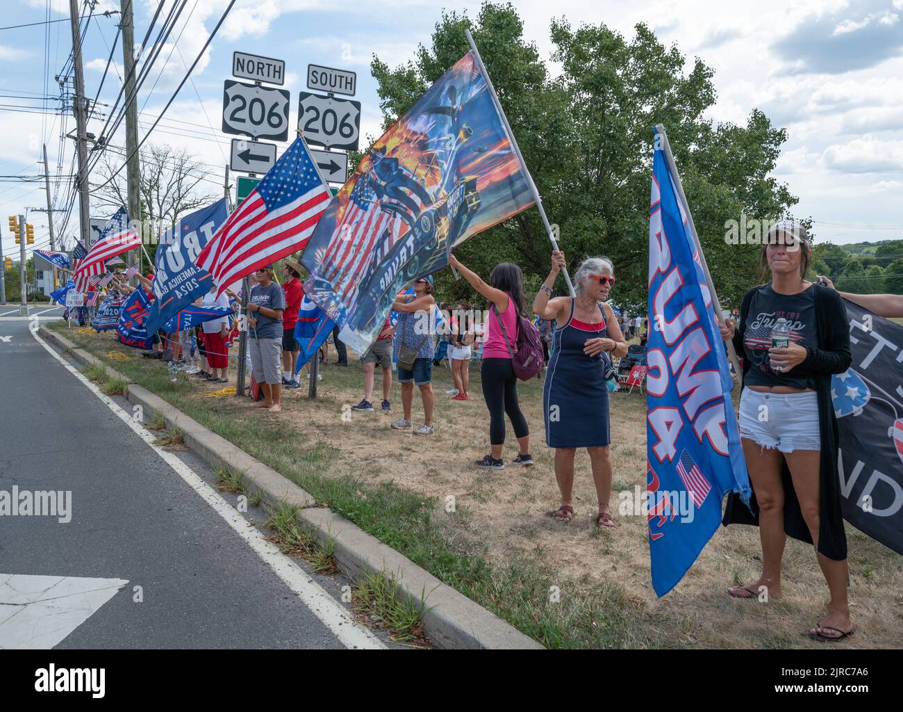 BEDMINSTER, N.J. – 14. August 2022: Demonstranten versammeln sich während eines ‘„Stand with Trump“-Ereignisses in der Nähe des Trump National Golf Club Bedminster. Stockfoto