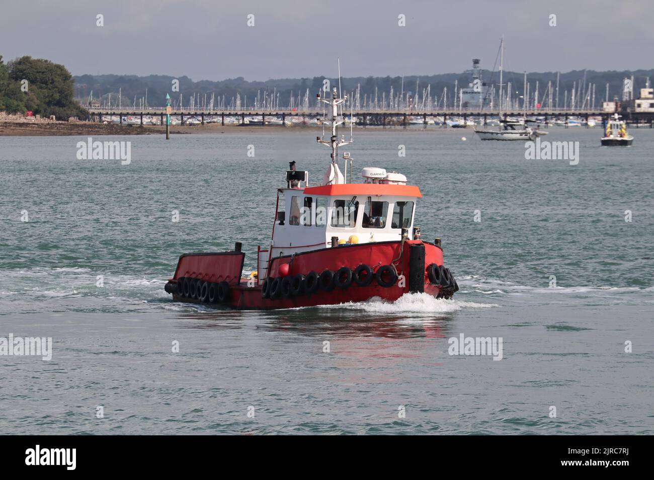 Das kleine Arbeitsboot NEW ROSS ONE überquert den Hafen und fährt in die Camber Docks Stockfoto