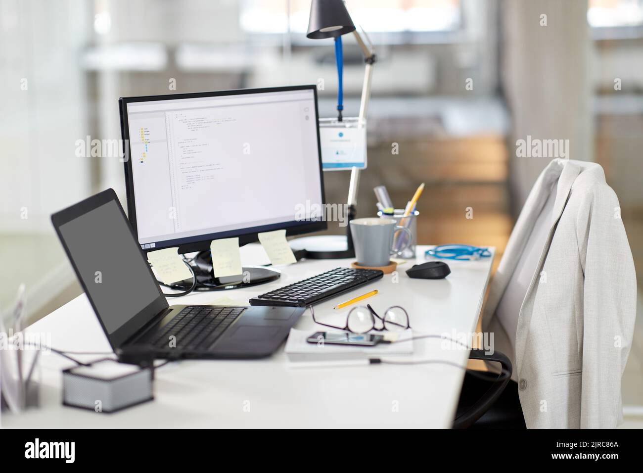 Laptop-Computer und Gadgets auf dem Tisch im Büro Stockfoto