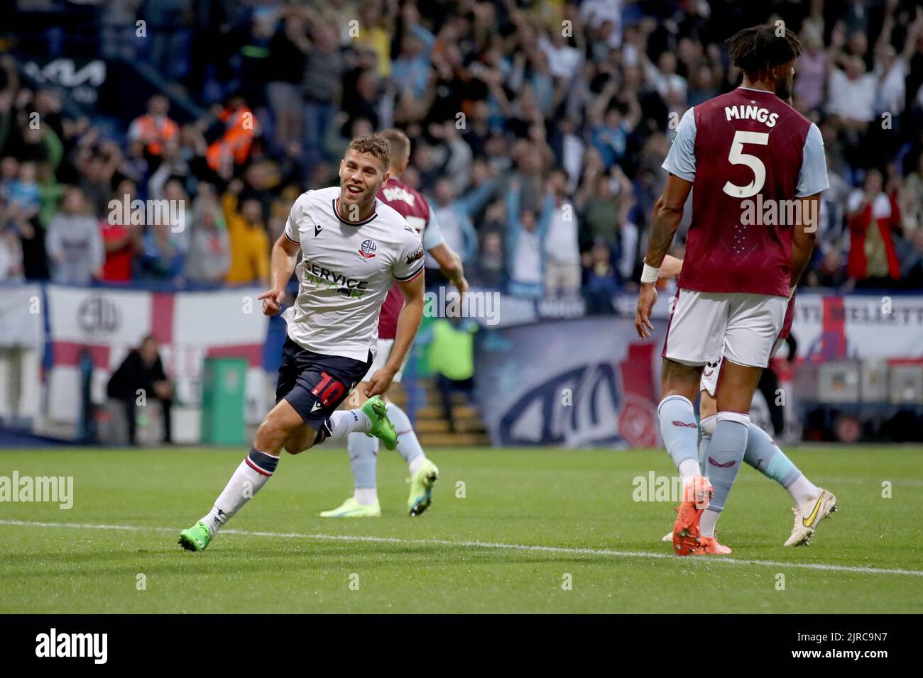 Bolton Wanderers’ Dion Charles feiert, nachdem sie beim zweiten Spiel im Carabao Cup im University of Bolton Stadium in Bolton das erste Tor ihrer Seite erzielt hatte. Bilddatum: Dienstag, 23.. August 2022. Stockfoto