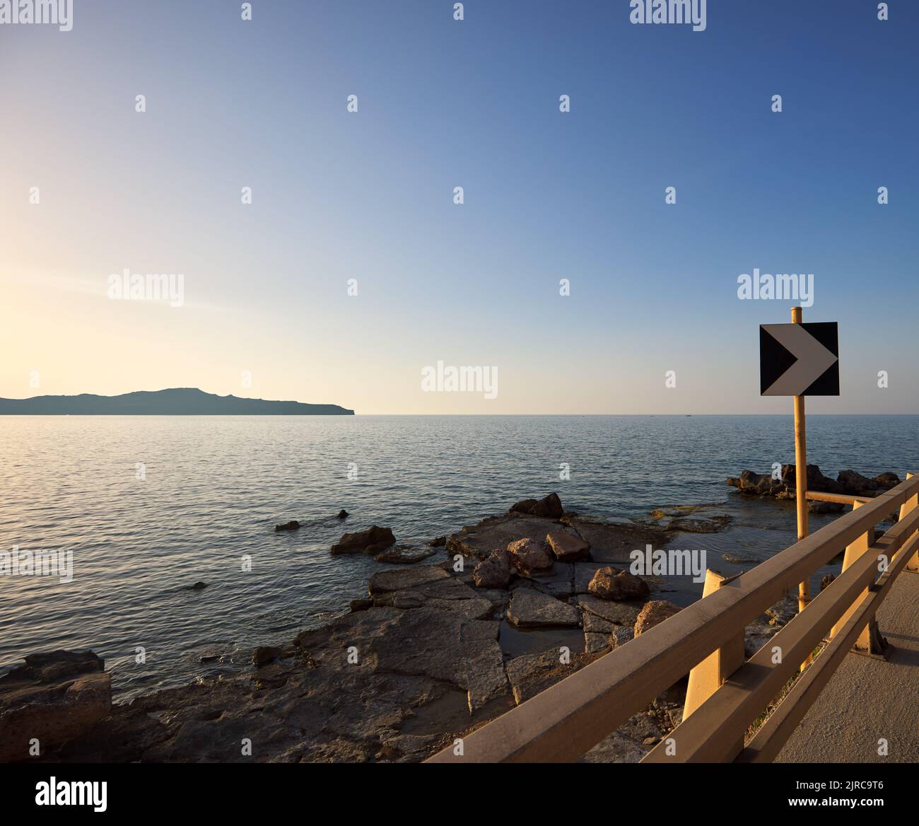 Blick auf das Meer von einer Straße bei Sonnenuntergang in Chania Kreta - Griechenland Stockfoto