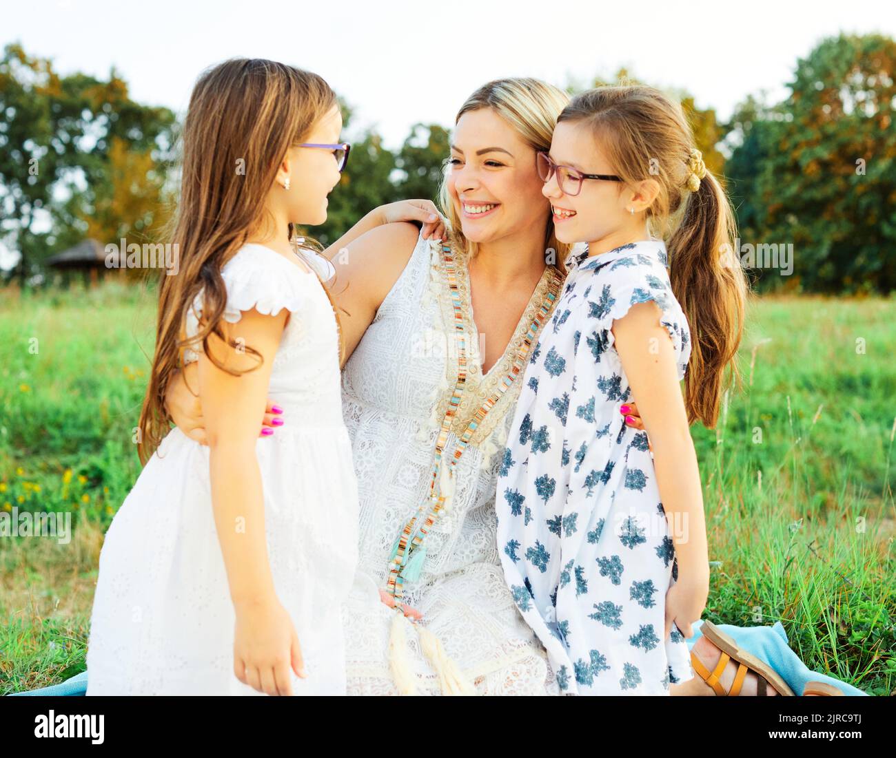 Kind Familie Porträt im Freien Mutter Frau Mädchen glücklich Glück Lebensstil mit Spaß Bindung Schwester Stockfoto
