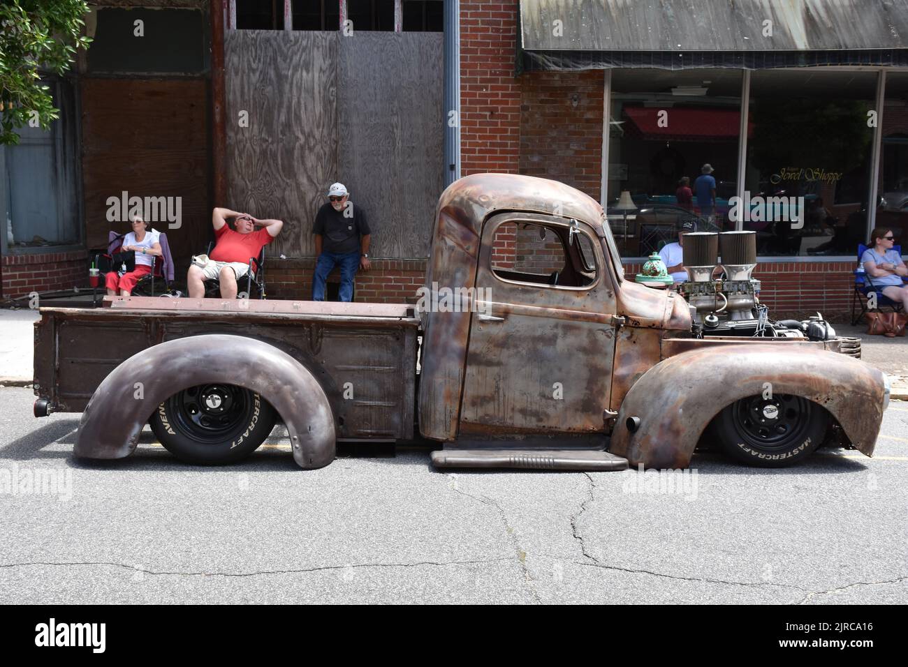 Ein Vintage Pickup Truck, der als Rattenstange aufgebaut wurde, wurde auf einer Autolaufstellung ausgestellt. Stockfoto