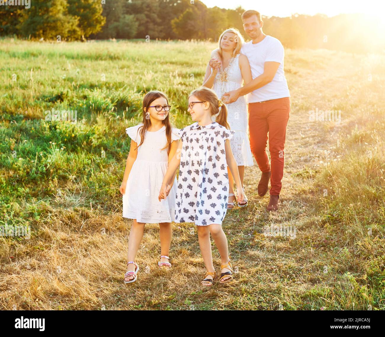Kind Familie im Freien Mutter Frau Vater Mädchen glücklich Glück Lebensstil mit Spaß Bindung Stockfoto