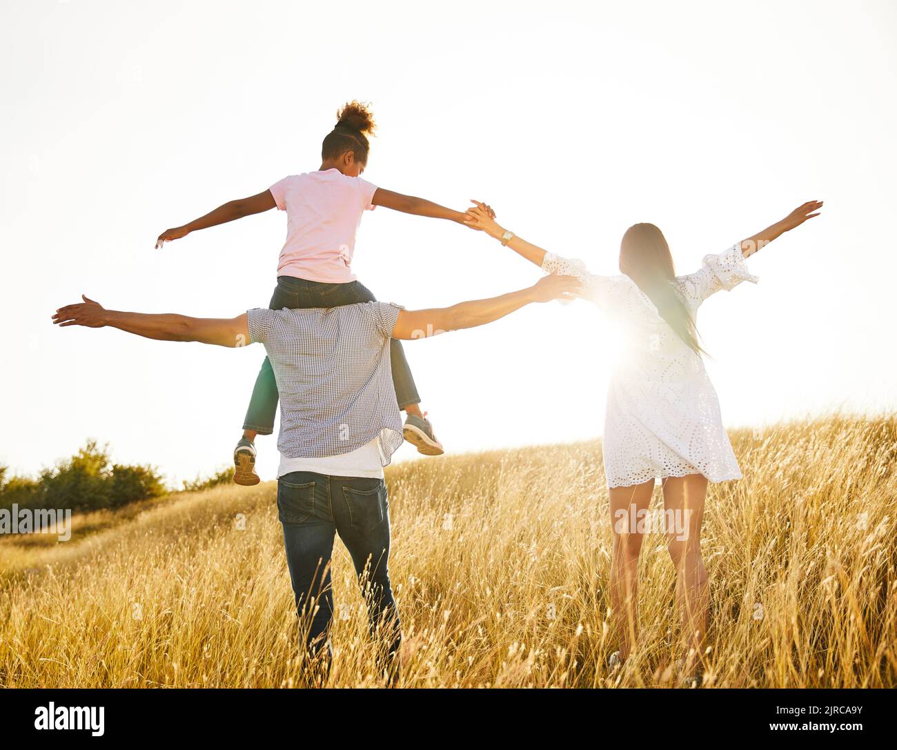 Kind Tochter Familie glücklich Mutter Vater Liebe Spaß zusammen Mädchen fröhlich Feld Natur Sommer Stockfoto