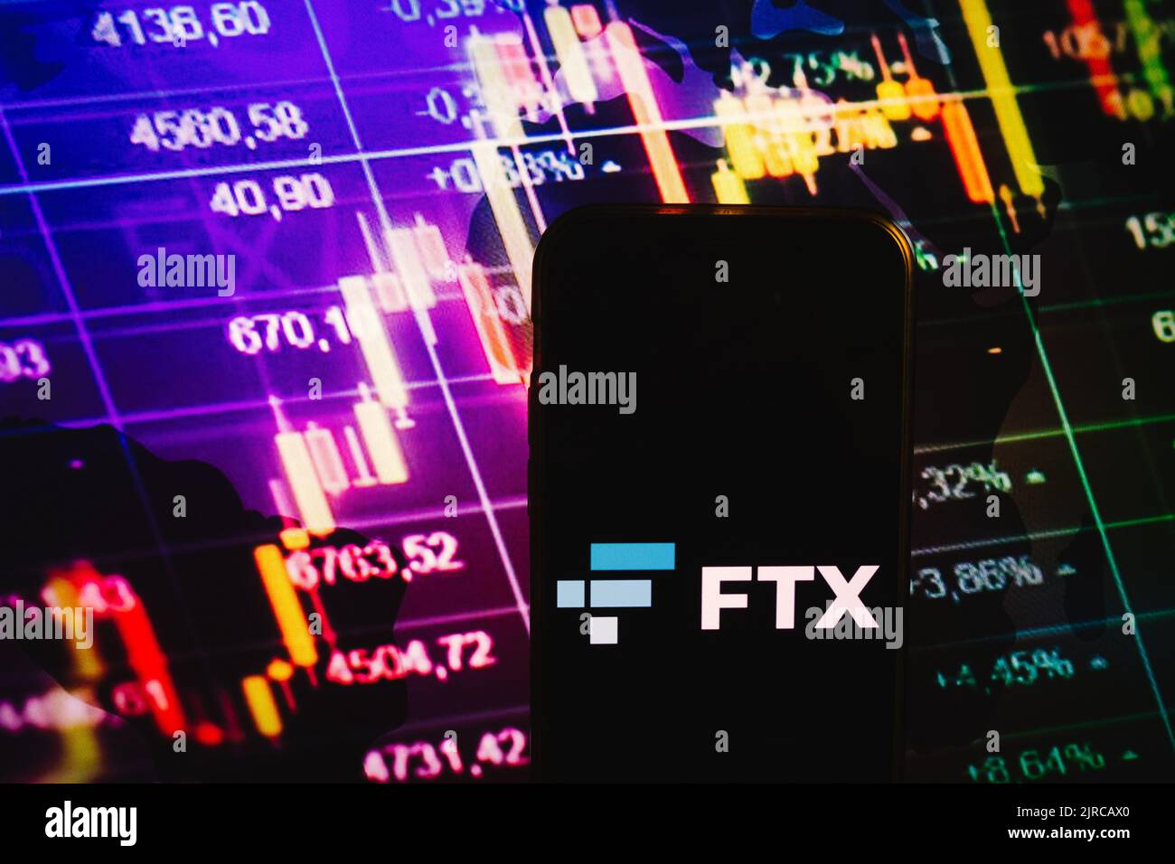 KONSKIE, POLEN - 10. August 2022: Smartphone mit Logo der FTX-Kryptowährungsbörse im Hintergrund des Börsendiagramms Stockfoto