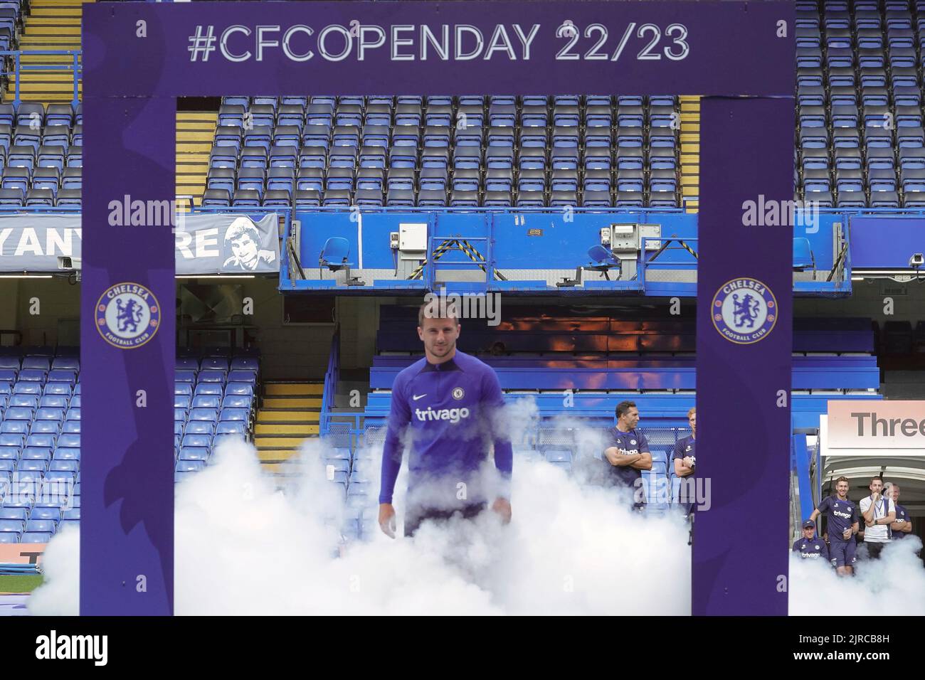 Fulham, London, Großbritannien. 23. August 2022. Die ersten Mannschaftsspieler des Chelsea Football Club trainieren auf ihrem Heimgelände, der Stamford Bridge, vor den Fans bei einem Training am Tag der offenen Tür. Hier vorgestellt: Mason Mount Credit: Motofoto/Alamy Live News Stockfoto