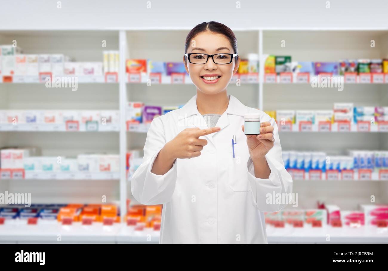 asiatische Apothekerin oder Ärztin mit Medizin Stockfoto