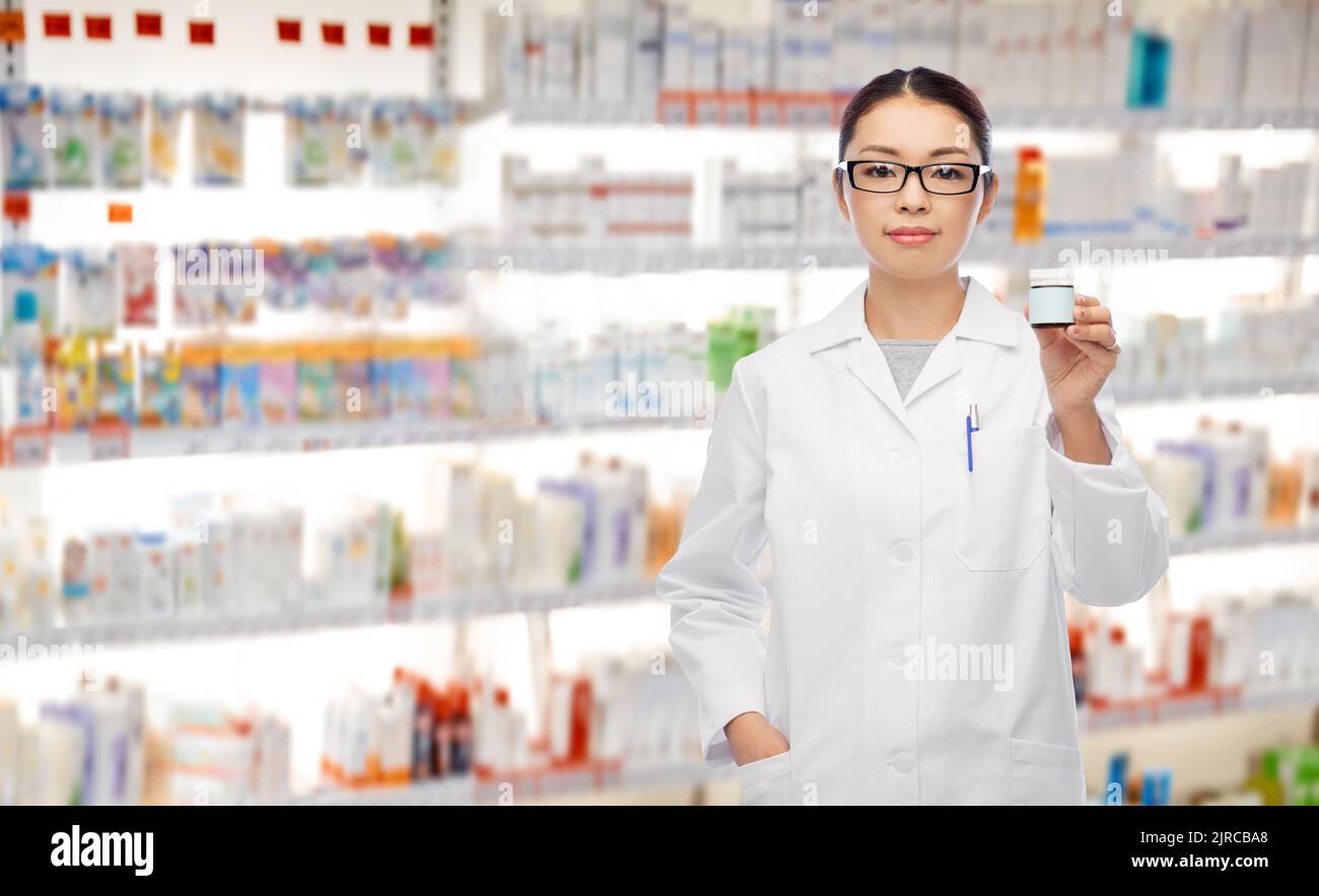 asiatische Apothekerin mit Medizin in der Apotheke Stockfoto