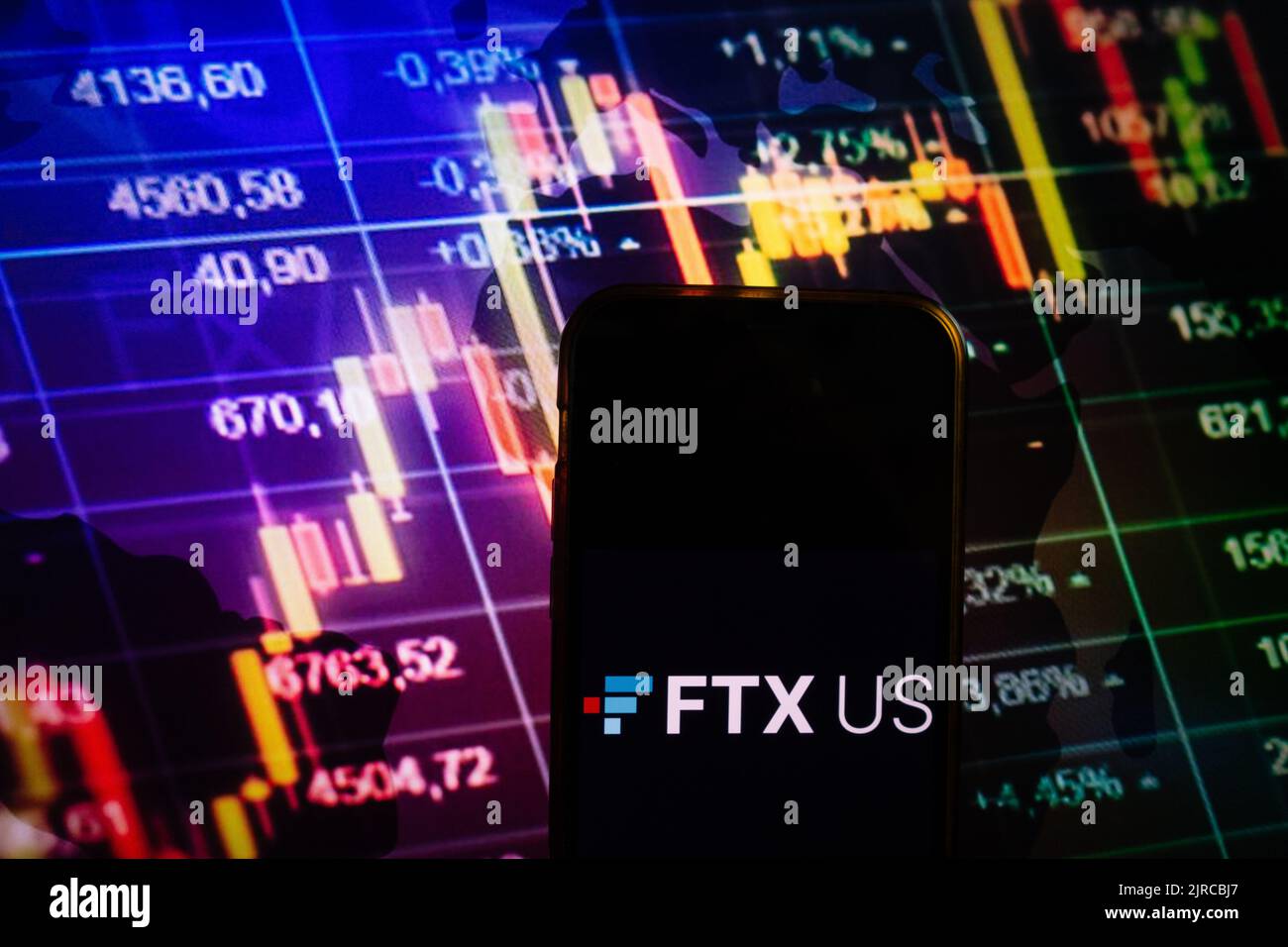 KONSKIE, POLEN - 10. August 2022: Smartphone mit Logo der US-Kryptowährungsbörse FTX auf dem Hintergrund des Börsendiagramms Stockfoto