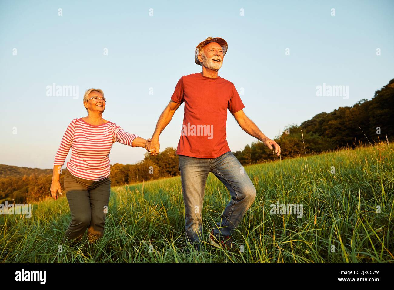 Frau Mann Outdoor Senior Paar glücklich Lebensstil Ruhestand zusammen lächelnd Liebe alte Natur reifen ältere Vitalität aktiv Stockfoto
