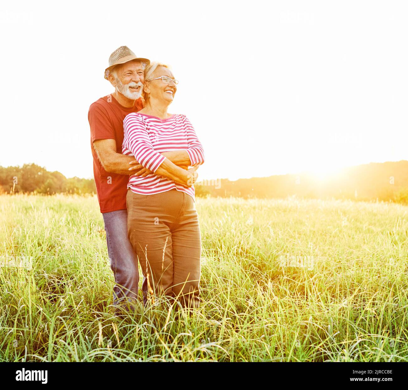 Frau Mann Outdoor Senior Paar glücklich Lebensstil Ruhestand zusammen lächelnd Liebe alte Natur reifen ältere Vitalität aktiv Stockfoto
