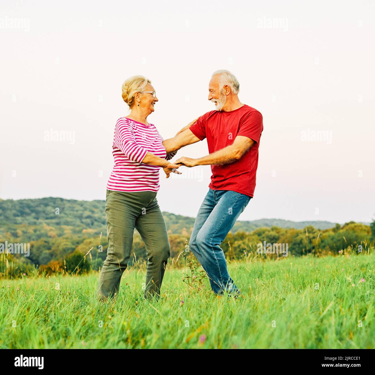 Frau Mann Outdoor Senior Paar glücklich ältere Ausbildung aktive Übung Stretching Fitness Ruhestand zusammen lieben tanzen Natur reifen Stockfoto