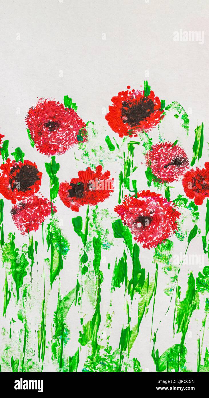 Handgezeichnete rote Mohnblumen, rustikale Wiese auf weißem vertikalen Hintergrund Stockfoto