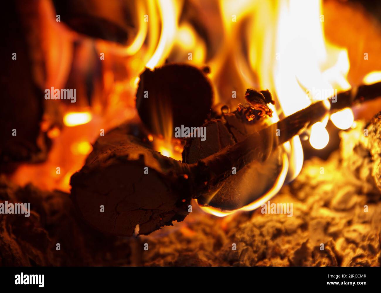 Feuer der hohen Temperatur aus Brennholz und trockenen Ästen brennt im Kamin, entspannen Stockfoto