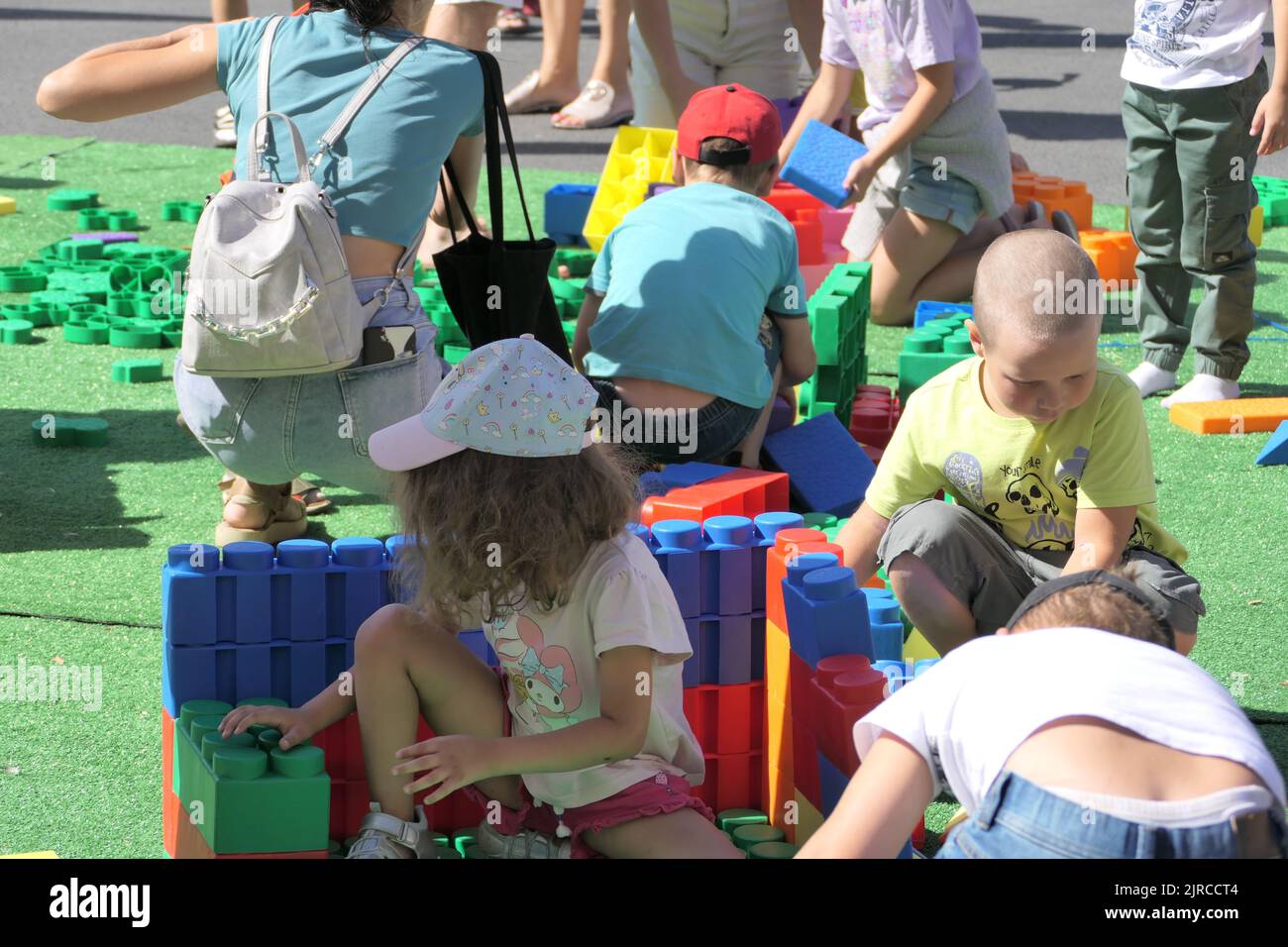 Nischni Novgorod, Russland, Minin Square, 08.20.2022. Spielbereich für Kinder. Kinder spielen im Sommer mit bunten Würfeln im Freien. Stockfoto