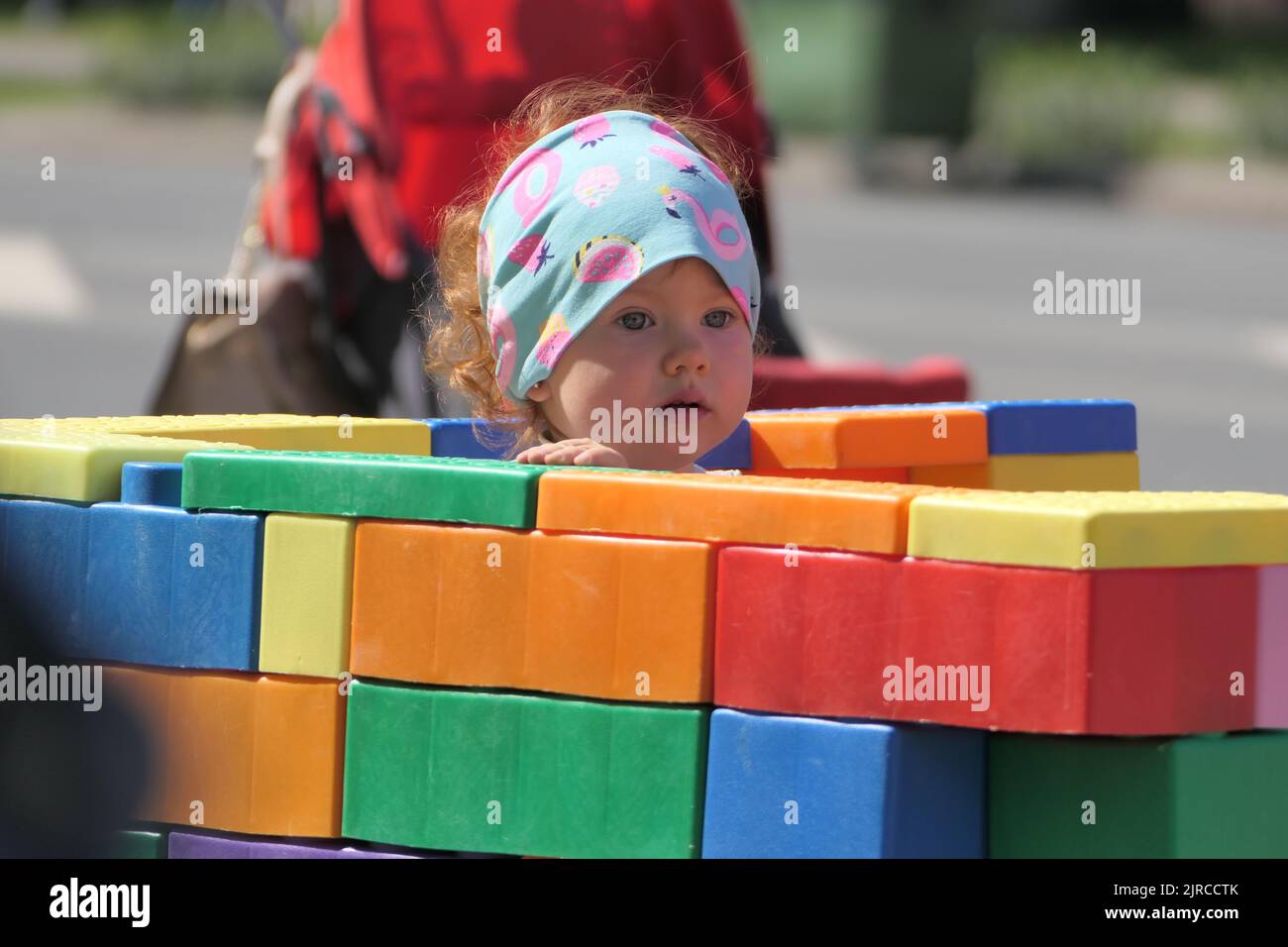 Nischni Novgorod, Russland, Minin Square, 08.20.2022. Spielbereich für Kinder. Kinder spielen im Sommer mit bunten Würfeln im Freien. Stockfoto