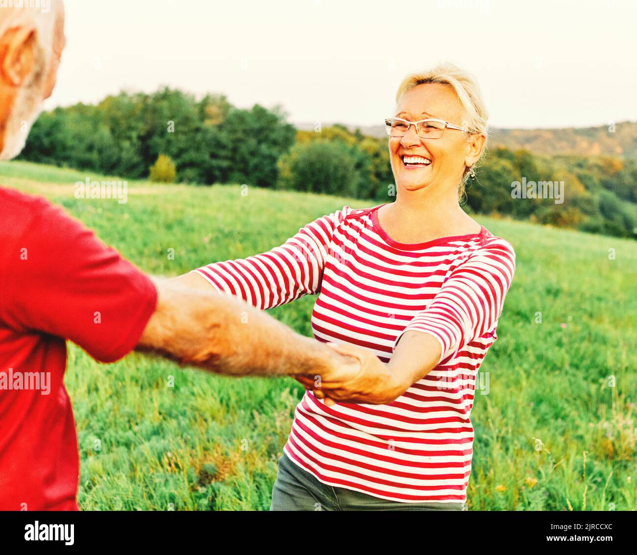 Frau Mann Outdoor Senior Paar glücklich Lifestyle Ruhestand zusammen lächelnd Liebe tanzen Spaß spielen Spiel aktiv Vitalität Natur reif Stockfoto