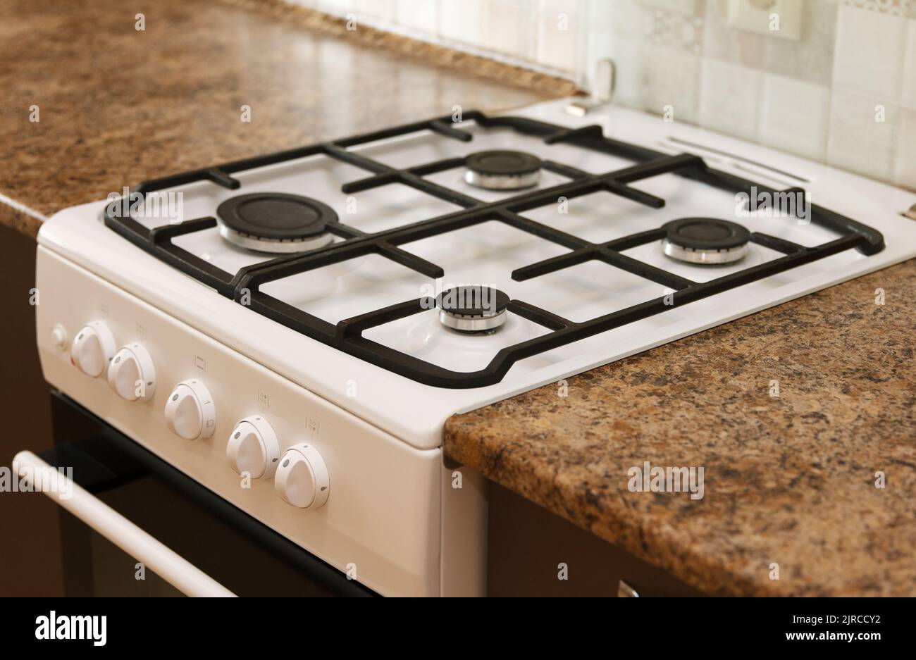 Oberfläche von vier komfortablen weißen Gänseplatte mit Backofen in der Küche Stockfoto