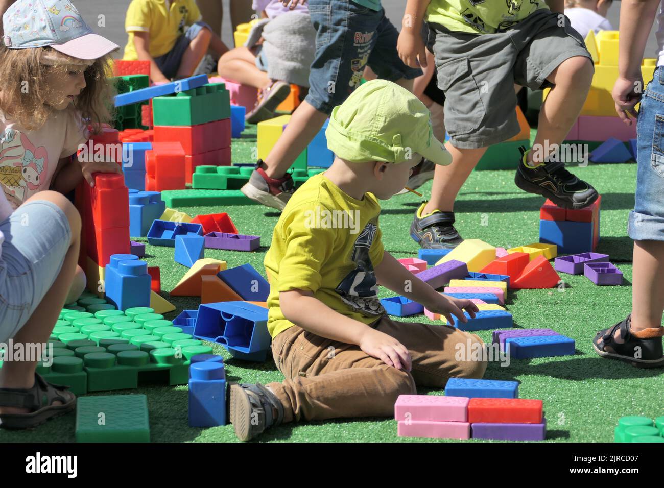 Nischni Novgorod, Russland, Minin Square, 08.20.2022. Spielbereich für Kinder. Kinder spielen im Sommer mit bunten Würfeln im Freien. Stockfoto