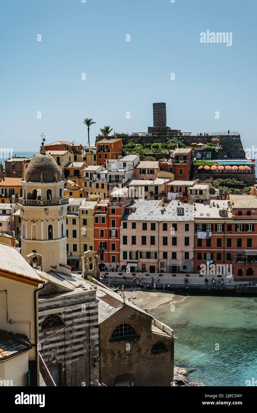 Luftaufnahme von Vernazza und Küste von Cinque Terre, Italien.UNESCO-Weltkulturerbe.malerische bunte Dorf auf Felsen über dem Meer.Sommerurlaub, Reisen Stockfoto