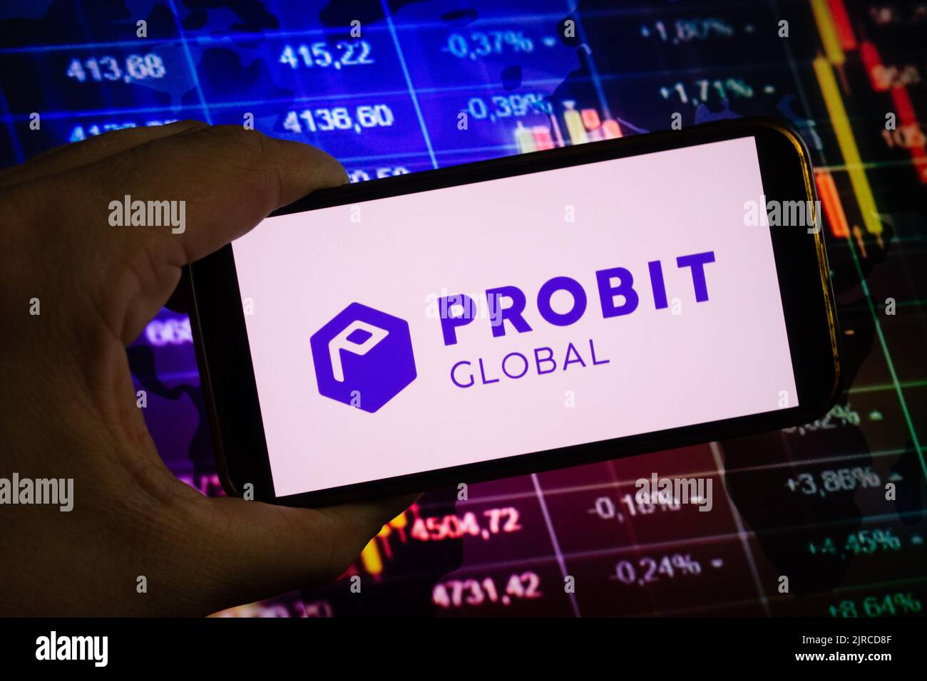 KONSKIE, POLEN - 10. August 2022: Smartphone mit Logo der probit Global Kryptowährung auf dem Hintergrund des Börsendiagramms Stockfoto