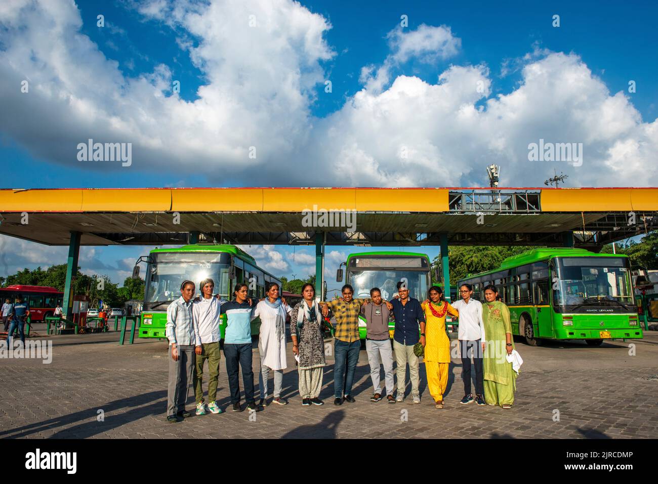 Neu-Delhi, Indien. 23. August 2022. Erste Partie neu ernannter Busfahrerinnen posiert während einer Veranstaltung im Rajghat Depot, Neu-Delhi, für Fotos. 11 weibliche Fahrer erhielten nach Abschluss ihrer Ausbildung Arbeitsbriefe, sagte der Verkehrsminister von Delhi, Kailash Gahlot, dass die Regierung plane, 200 weibliche Fahrer für die DTC-Busse zu rekrutieren, um ihnen Beschäftigungsmöglichkeiten zu bieten. Kredit: SOPA Images Limited/Alamy Live Nachrichten Stockfoto