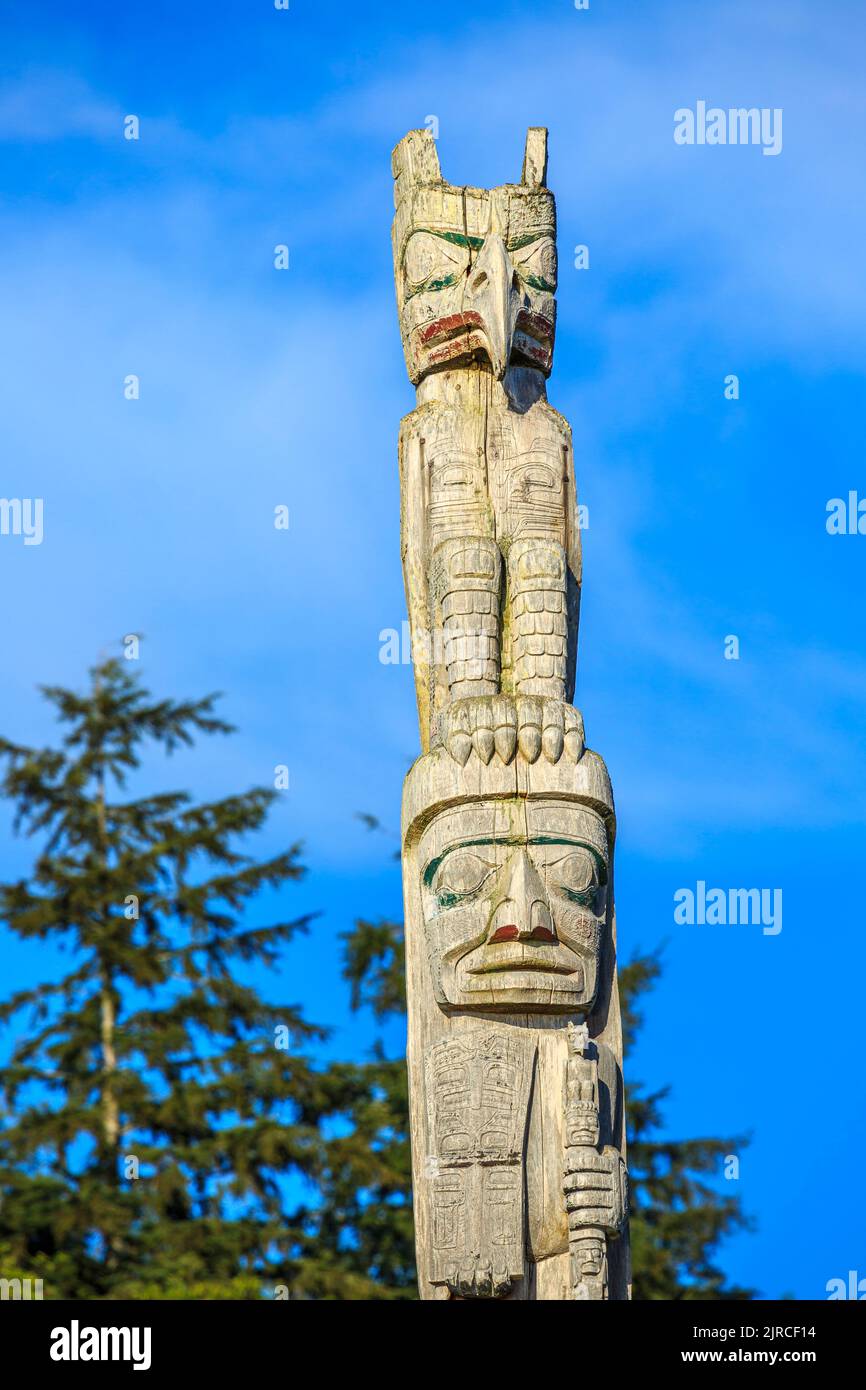 Totempfähle in den Namgis-Grabstätten in der Alert Bay auf Cormorant Island Stockfoto