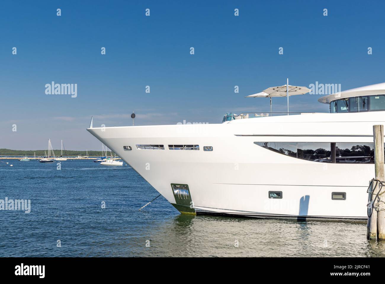 Bug einer großen Motoryacht in Sag Harbor, NY Stockfoto