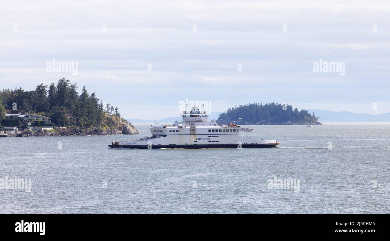 BC Ferries Boot in Howe Sound mit Inseln und kanadischer Berglandschaft Stockfoto