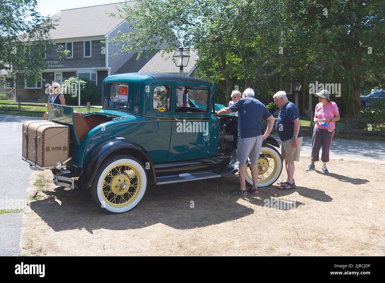 Der Blick über einen vollständig restaurierten antiken Ford nahm an einer antiken Auto-Parade in Dennis, Massachusetts, Cape Cod, USA, Teil Stockfoto