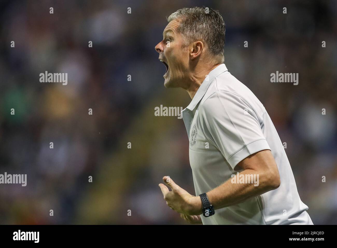 Steve Cotterill, der Manager von Shrewsbury Town, schreit seine Spieler an Stockfoto