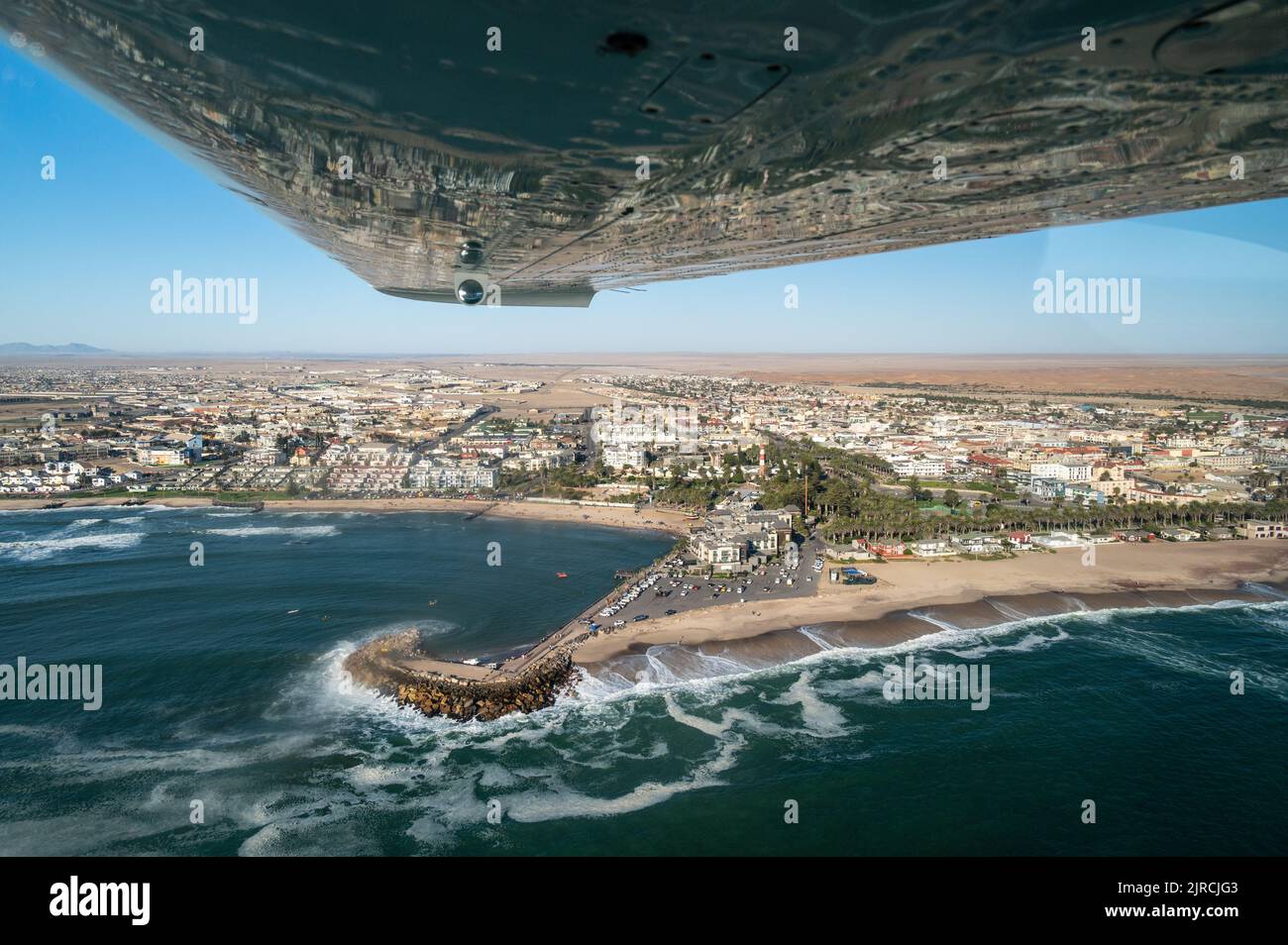 Luftaufnahme der Küste in Namibia und historischen Bezirken der Stadt Swakopmund in der Namib Wüste, Atlantik, Afrika Stockfoto