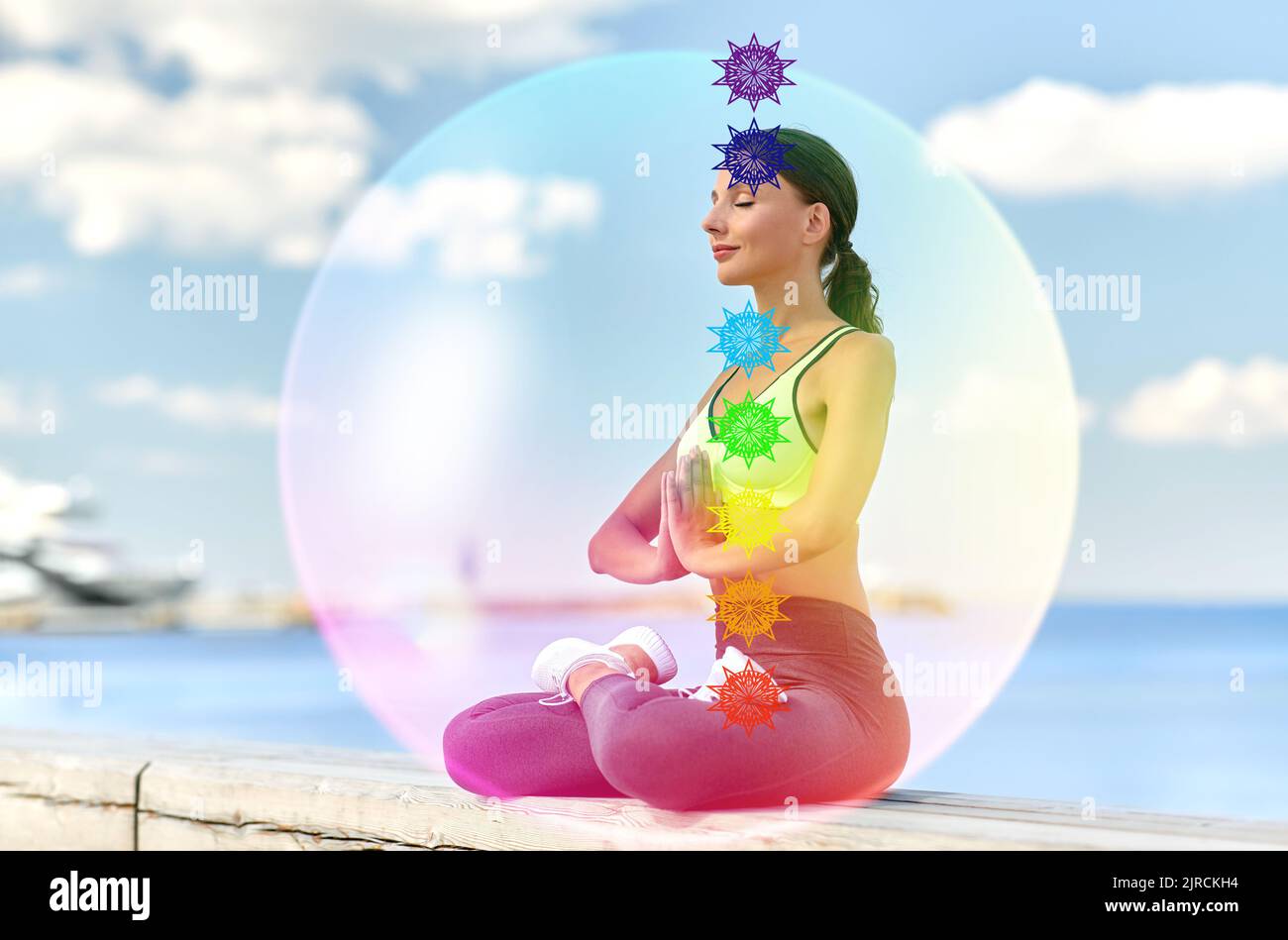 Junge Frau, die am Meer in Lotushaltung meditiert Stockfoto