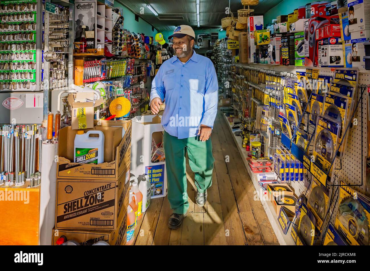 Ein afroamerikanischer Mann kauft in Booker Hardware & Cutlery, einem altmodischen Baumarkt, am 10. Oktober 2011 in Holly Springs, Mississippi. Stockfoto