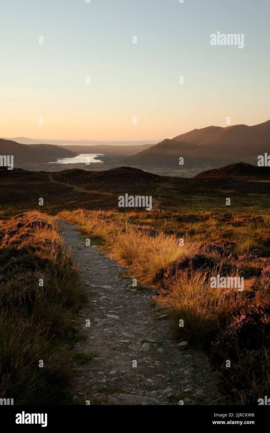 Der Fußweg vom High Seat Summit im Lake District, Großbritannien Stockfoto