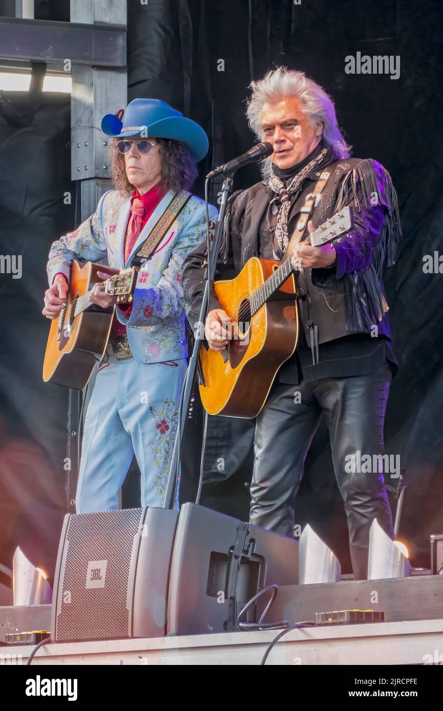 Marty Stuart und sein Cousin Kenny Vaughan treten bei einem Konzert im Freien auf, das im Rahmen eines Appalachian Summer Festivals in Boone, North Carolina, stattfindet. Stockfoto
