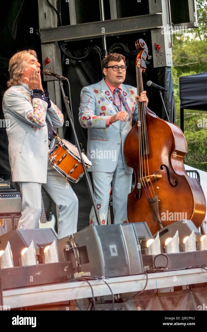 Harry Stinson und Chris Scruggs, Teil von Marty Stuart und seinen fabelhaften Superlativen, treten bei einem Freiluftkonzert auf, bei einem Appalachian Summer Festival Stockfoto