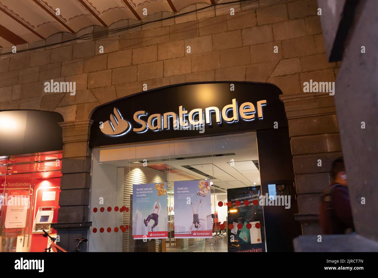 Puebla City, Puebla, Mexiko - 08 2022. August: Santander Bank ist nachts geschlossen, aber der Geldautomaten ist in einem alten Gebäude im Stadtzentrum von Puebla am Hauptplatz noch geöffnet Stockfoto