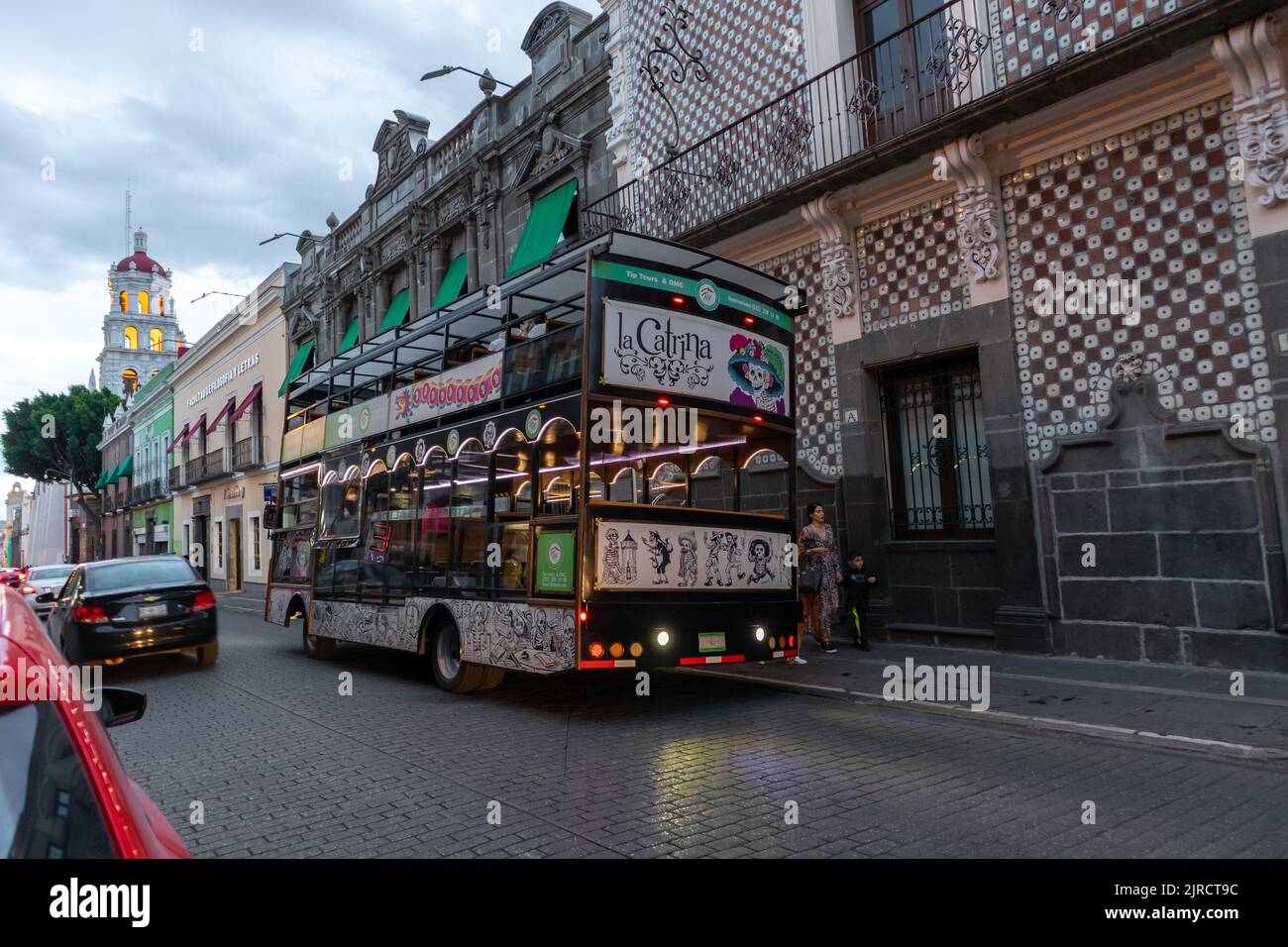 Puebla Stadt, Puebla, Mexiko - August 08 2022: Tip Tours Bus Turibus drei Viertel Ansicht von 'La Catrina' Touristenbus dekoriert mit Tag der Toten mich Stockfoto