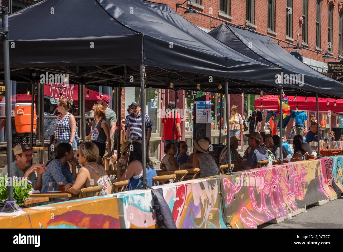 Lowell, Massachusetts, USA, 30. Juli 2022: Menschen essen in Restaurants im Freien beim Lowell Folk Festival ist ein großes, kostenloses Musikfestival im Freien. Stockfoto