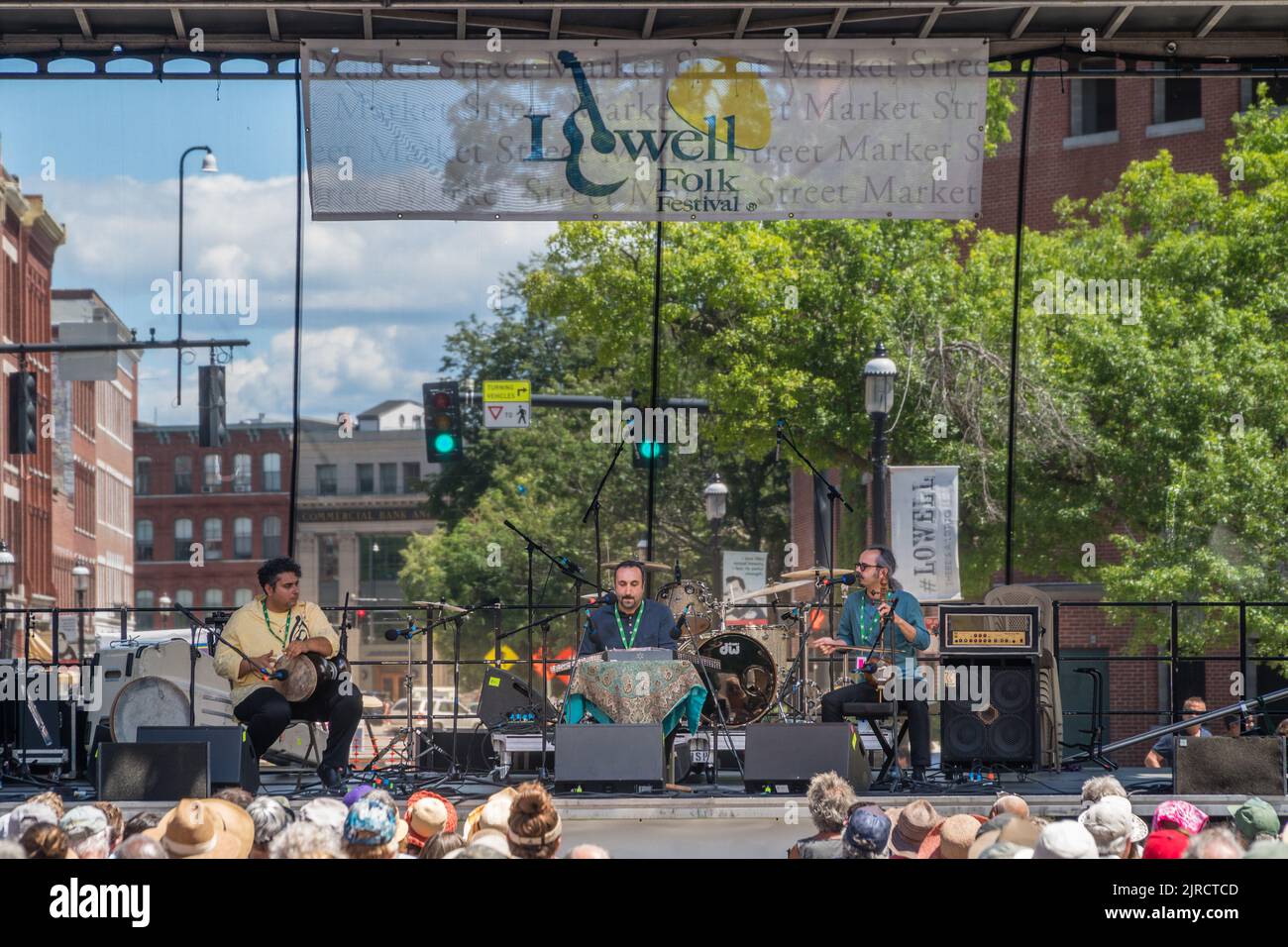 Lowell, Massachusetts, USA, 30. Juli 2022: Das Nava Persian Trio spielt beim Lowell Folk Festival, einem großen kostenlosen Musikfestival im Freien. Stockfoto