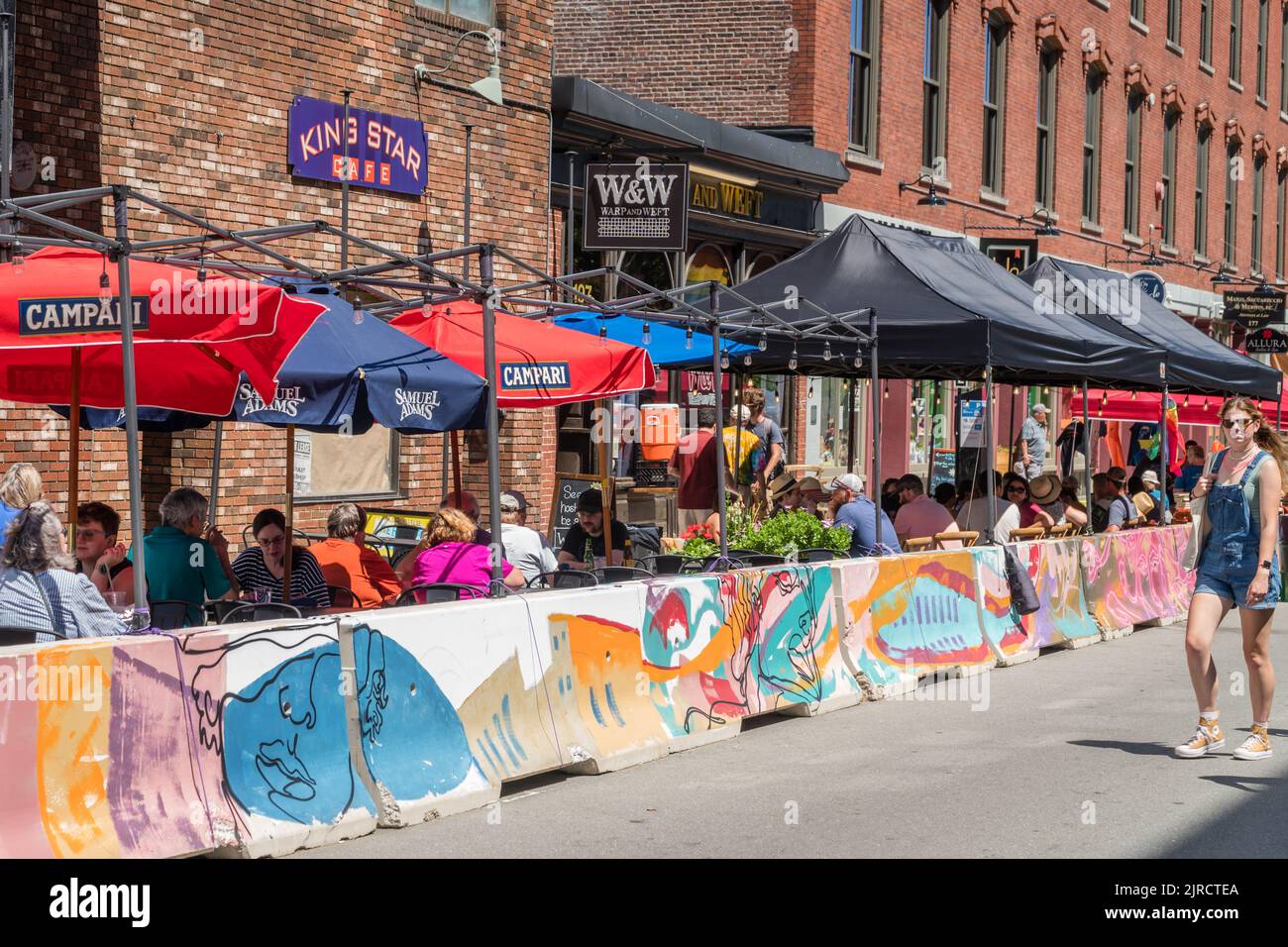 Lowell, Massachusetts, USA, 30. Juli 2022: Menschen essen in Restaurants im Freien beim Lowell Folk Festival ist ein großes, kostenloses Musikfestival im Freien. Stockfoto