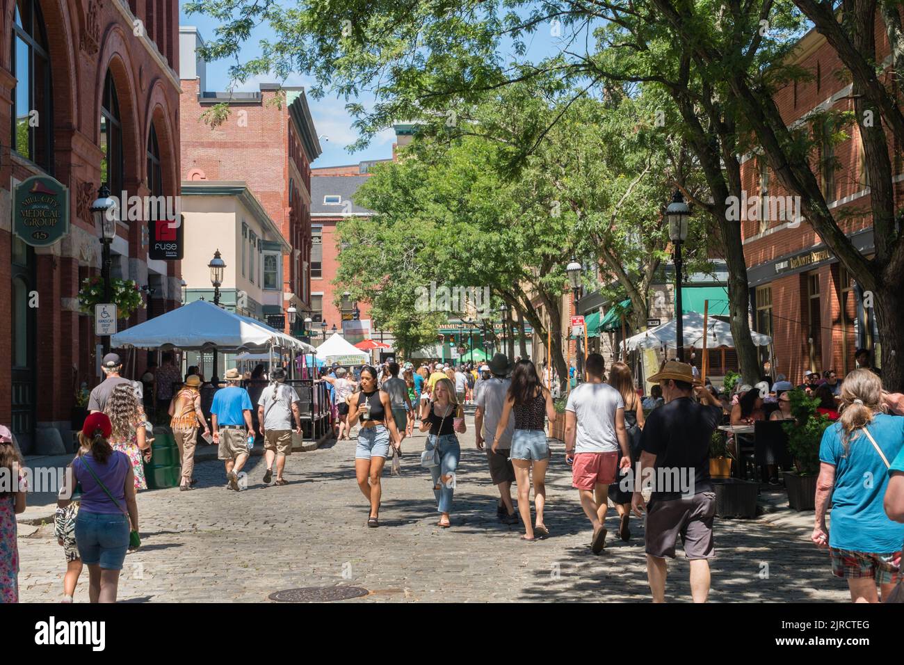 Lowell, Massachusetts, USA, 30. Juli 2022: Menschen essen in Restaurants im Freien beim Lowell Folk Festival ist ein großes, kostenloses Musikfestival im Freien. Stockfoto