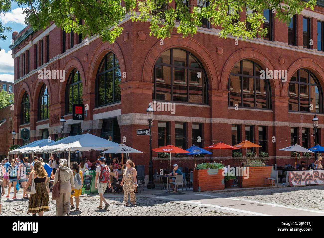 Lowell, Massachusetts, USA, 30. Juli 2022: Menschen essen in Restaurants im Freien beim Lowell Folk Festival ist ein großes, kostenloses Musikfestival im Freien. Stockfoto