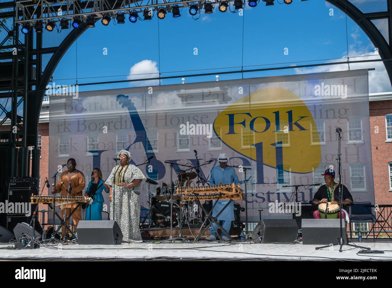 Lowell, Massachusetts, USA, 30. Juli 2022: Balla Kouyaté Famoro Dioubaté, westafrikanische Musiker treten beim Lowell Folk Festival auf. Stockfoto