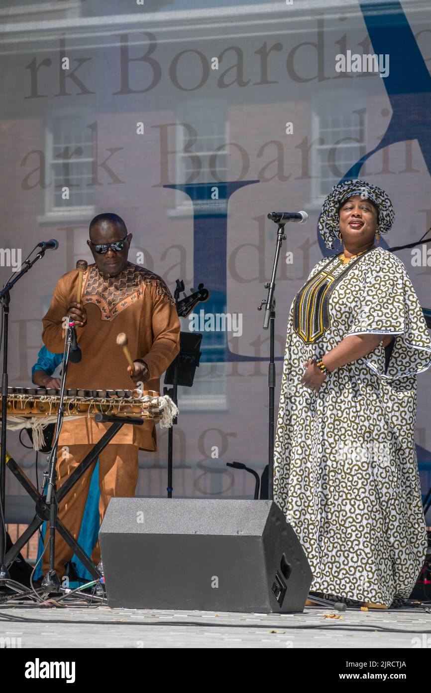 Lowell, Massachusetts, USA, 30. Juli 2022: Balla Kouyaté Famoro Dioubaté, westafrikanische Musiker treten beim Lowell Folk Festival auf. Stockfoto
