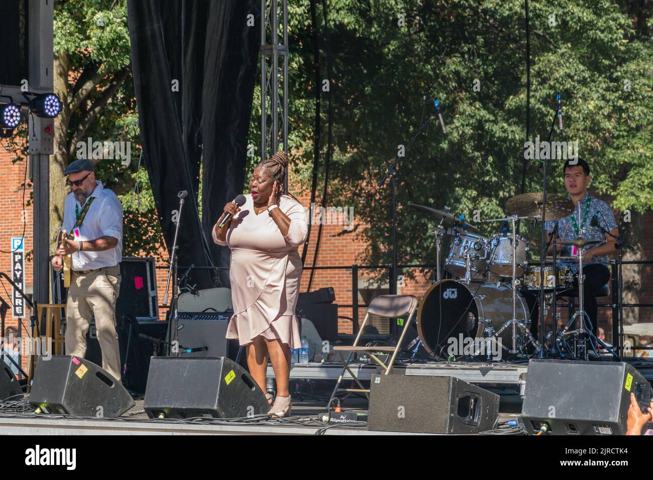 Lowell, Massachusetts, USA, 30. Juli 2022: Diunna Greenleaf, eine Bluessängerin, tritt beim Lowell Folk Festival auf, einem großen kostenlosen Musikfestival im Freien. Stockfoto