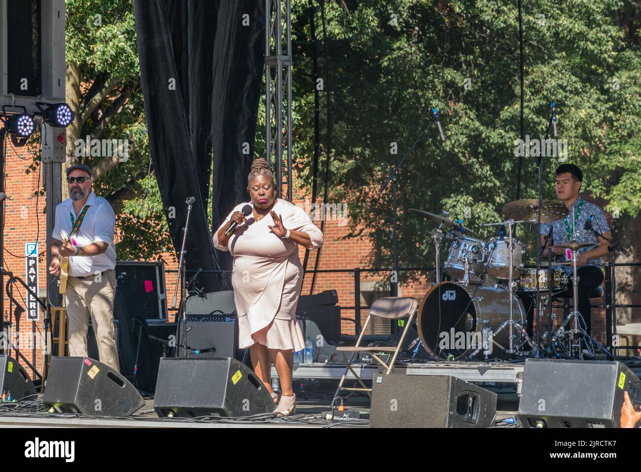 Lowell, Massachusetts, USA, 30. Juli 2022: Diunna Greenleaf, eine Bluessängerin, tritt beim Lowell Folk Festival auf, einem großen kostenlosen Musikfestival im Freien. Stockfoto