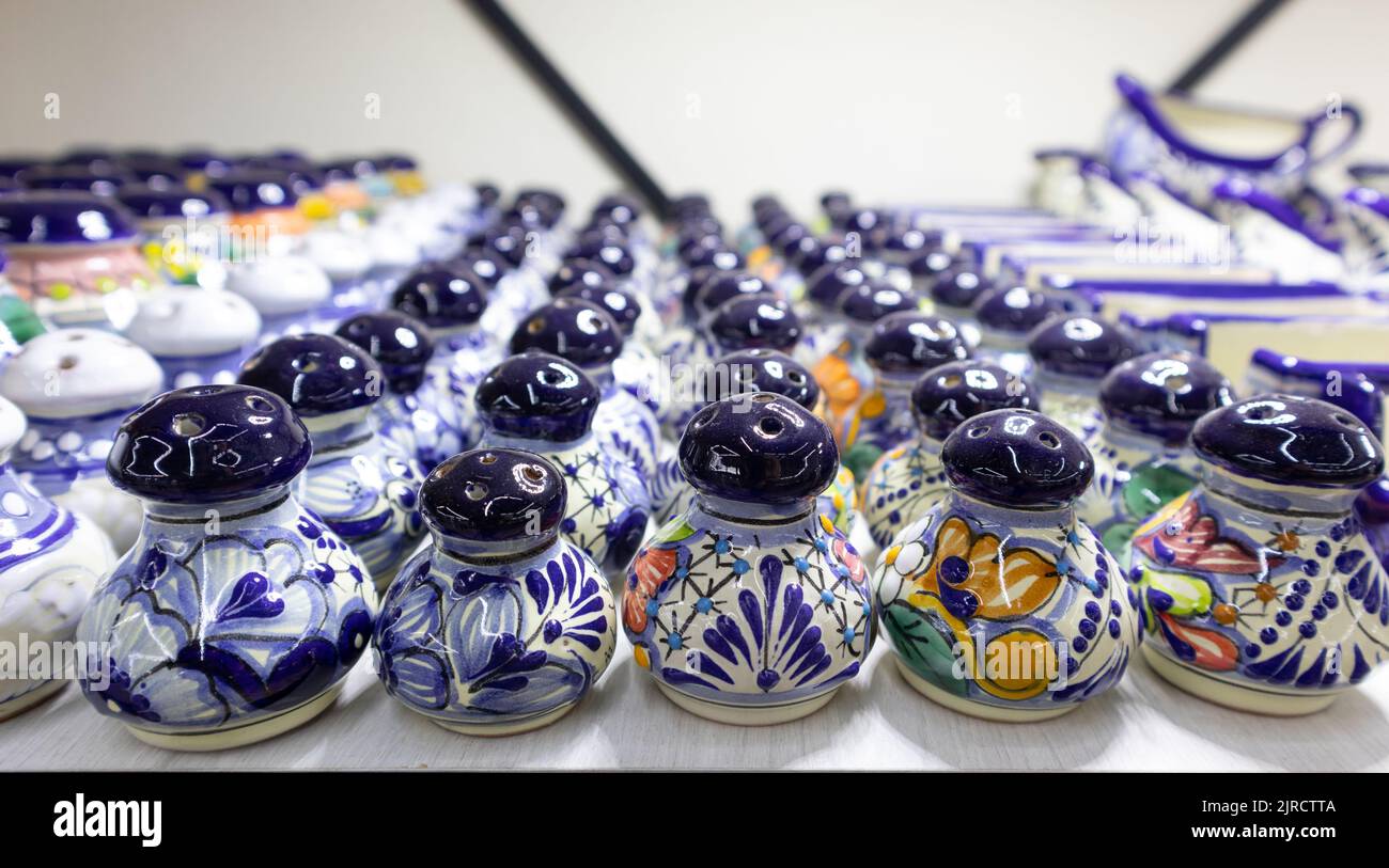 Ein Haufen Salzstreuer, Souvenirs für Touristen in Puebla, Mexiko, ein farbenfroher Salzstreuer aus traditioneller mexikanischer talavera-Keramik mit sich wiederholenden Mustern Stockfoto